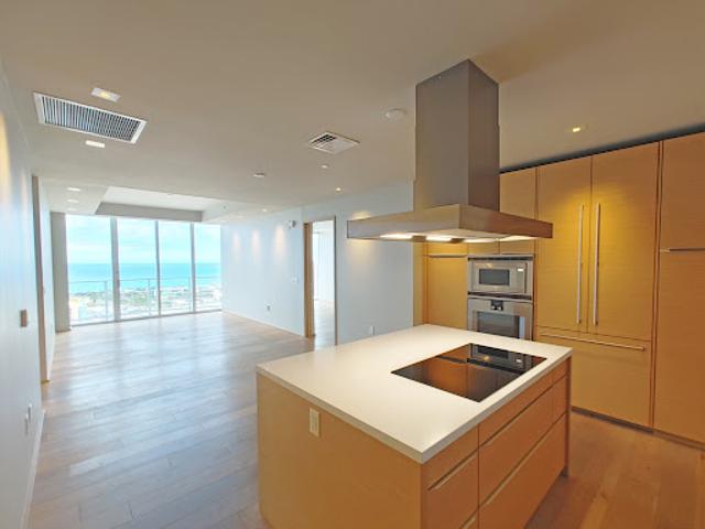 Seaside apartment with pool