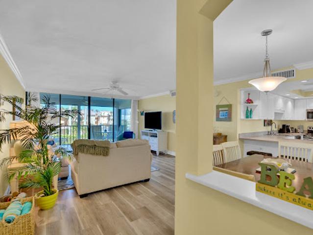 Seaside apartment with pool
