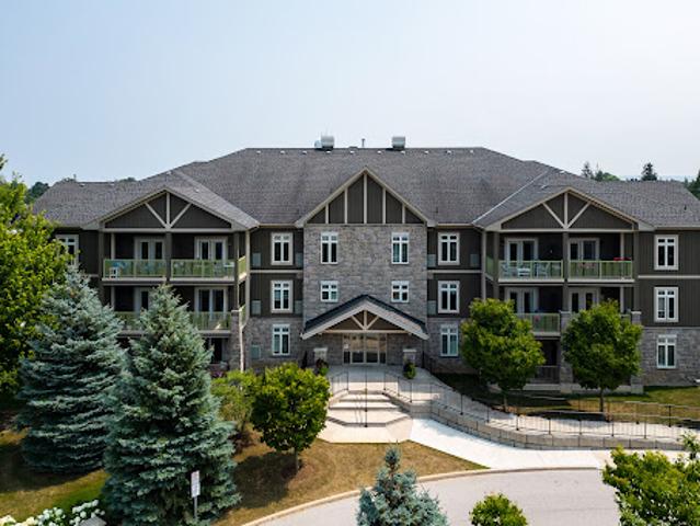 Apartment with pool