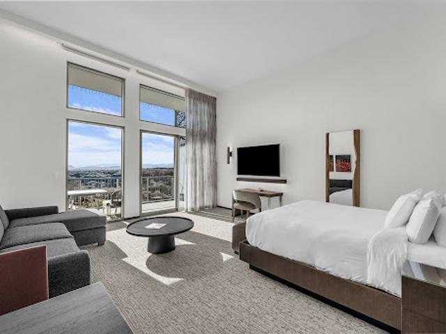 Apartment with pool