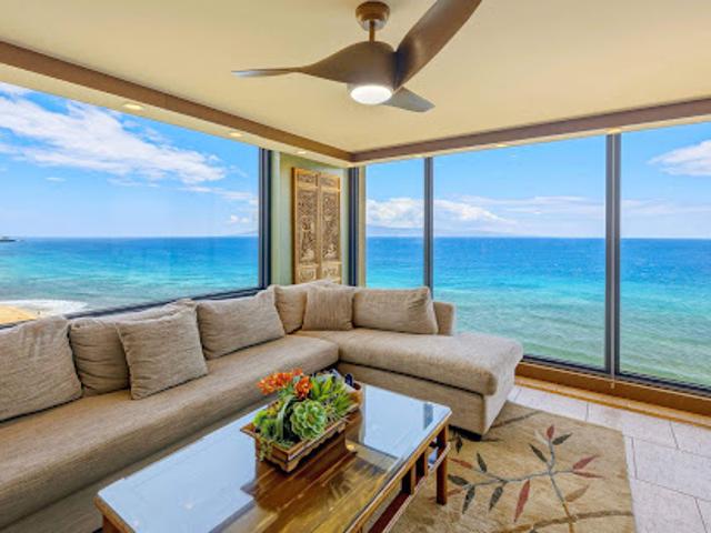 Seaside apartment with pool