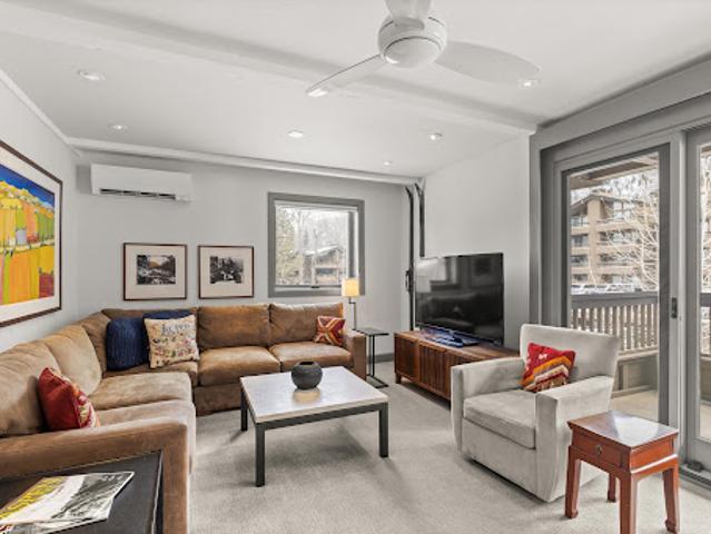 Apartment with pool