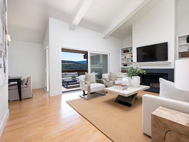 Apartment with pool