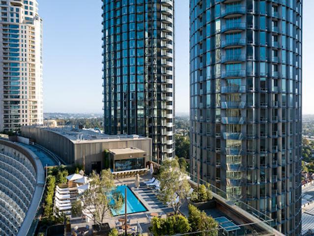 Apartment with pool