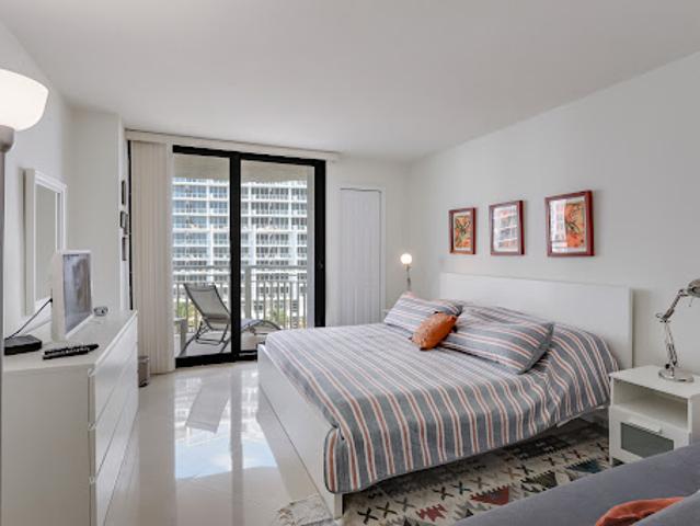 Apartment with pool