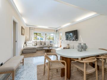 Apartment with sea views in a beachfront community Playa Rocio in Puerto Banús