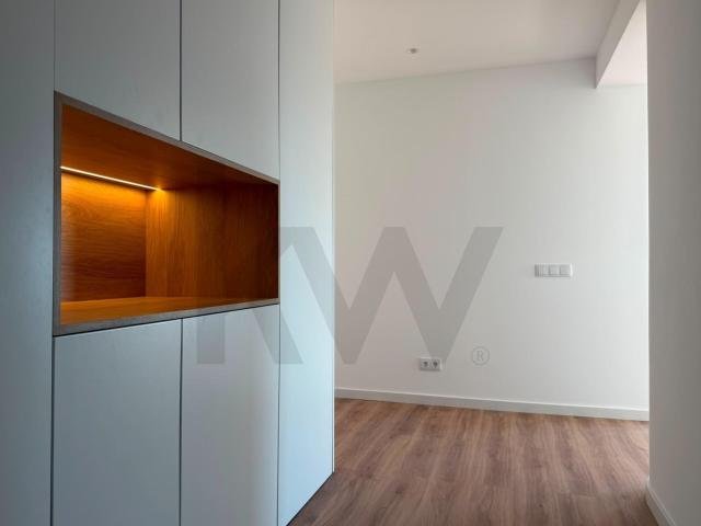 Apartment T2 Architect designed renovation | 8th floor | Stunning sea views | Garage | Parede