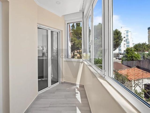 Apartment T2 in Carcavelos e Parede, Cascais