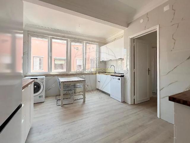 Apartment T2 in Alvalade, Lisboa