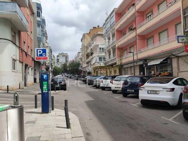 Apartment T2 in Algés, Linda a Velha e Cruz Quebrada Dafundo, Oeiras