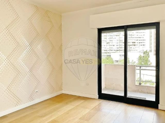Apartment T2 in Algés, Linda a Velha e Cruz Quebrada Dafundo, Oeiras