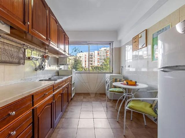 Apartment T2 in Algés, Linda a Velha e Cruz Quebrada Dafundo, Oeiras