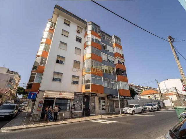 Apartment T2 in Laranjeiro e Feijó, Almada