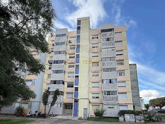 Apartment T2 in Santo António da Charneca, Barreiro