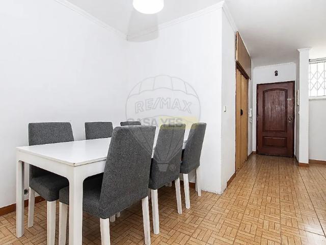 Apartment T2 in Santo António dos Cavaleiros e Frielas, Loures