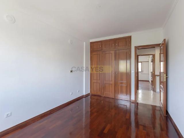 Apartment T2 in Santo António dos Cavaleiros e Frielas, Loures
