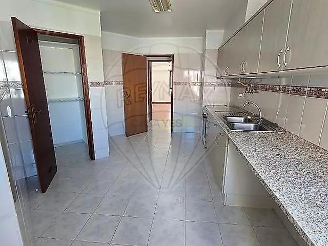 Apartment T2 in Santo António dos Cavaleiros e Frielas, Loures
