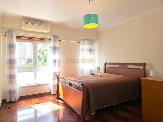 Apartment T2 in Santa Iria de Azoia, São João da Talha e Bobadela, Loures