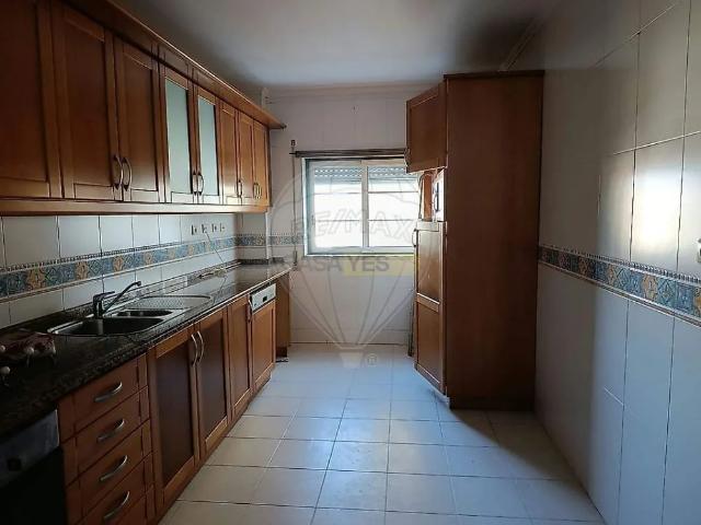 Apartment T2 in Santa Iria de Azoia, São João da Talha e Bobadela, Loures