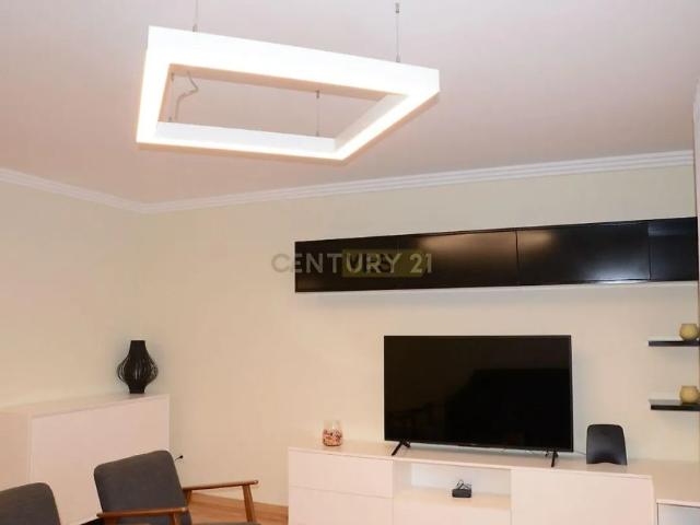Apartment T3 in Camarate, Unhos e Apelação, Loures
