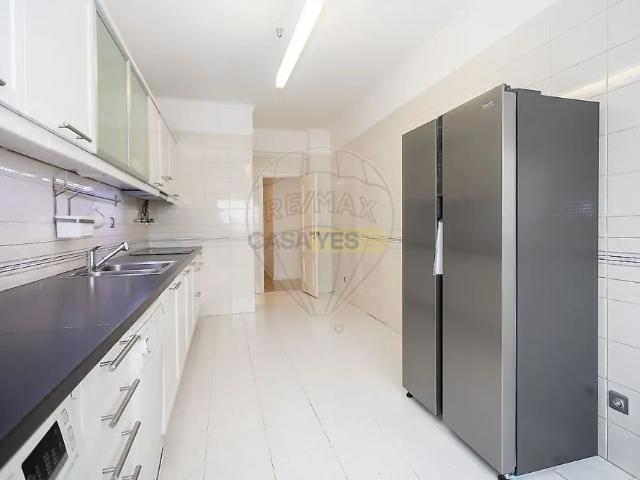 Apartment T3 in Carnide, Lisboa