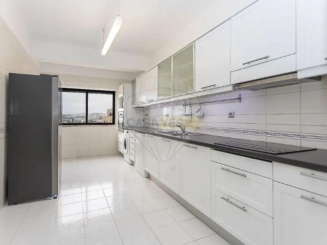 Apartment T3 in Carnide, Lisboa