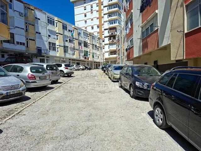 Apartment T3 in Alto do Seixalinho, Santo André e Verderena, Barreiro