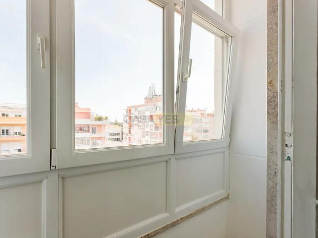 Apartment T3 in Alvalade, Lisboa