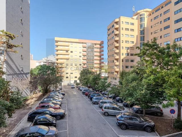 Apartment T3 in Algés, Linda a Velha e Cruz Quebrada Dafundo, Oeiras