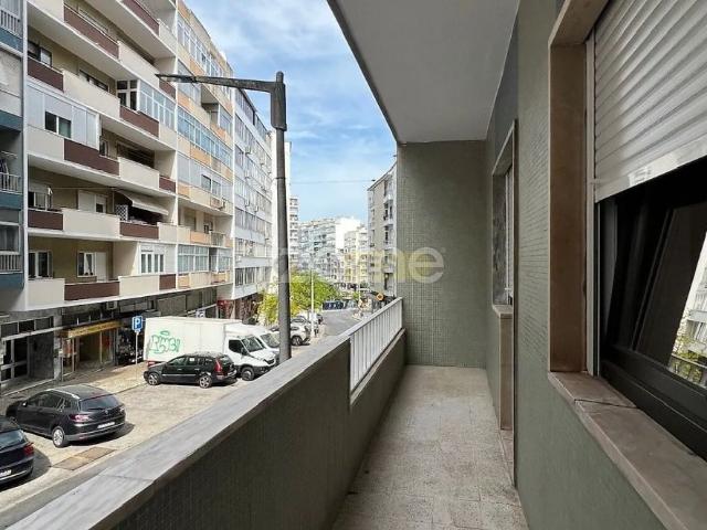 Apartment T3 in Almada, Cova da Piedade, Pragal e Cacilhas, Almada