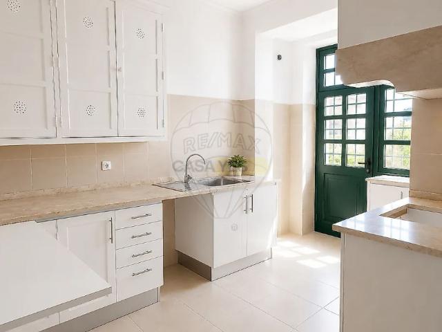 Apartment T3 in Areeiro, Lisboa