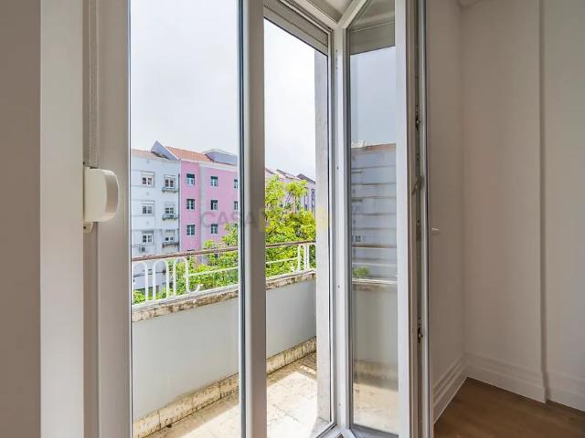 Apartment T3 in Areeiro, Lisboa