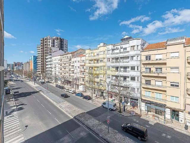 Apartment T3 in Areeiro, Lisboa