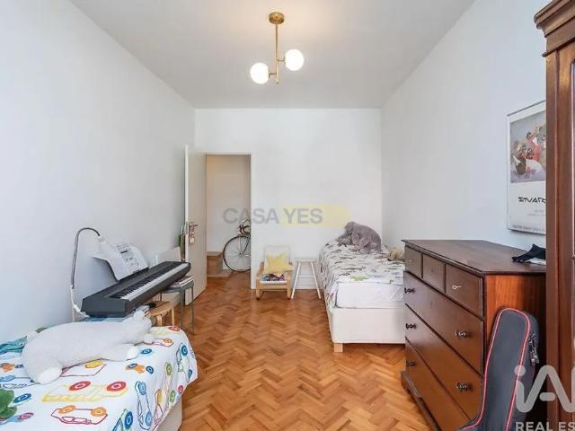 Apartment T3 in Areeiro, Lisboa
