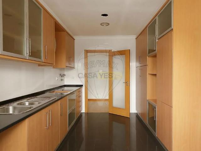 Apartment T3 in Oeiras e São Julião da Barra, Paço de Arcos e Caxias, Oeiras