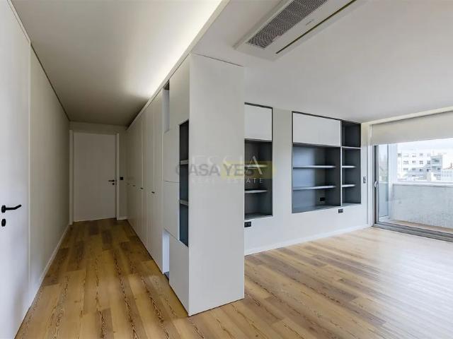 Apartment T3 in Lordelo do Ouro e Massarelos, Porto