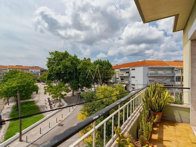 Apartment T3 in Laranjeiro e Feijó, Almada