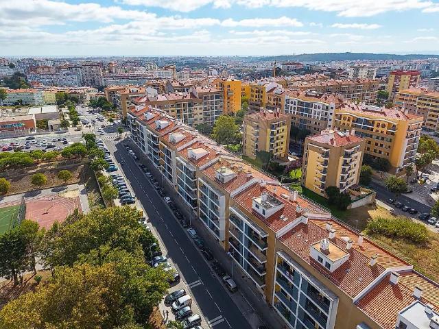 Apartment T3 in Mina de Água, Amadora
