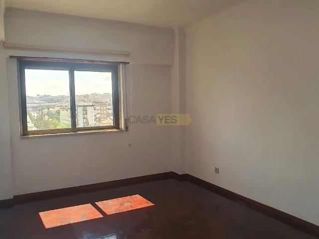 Apartment T3 in Sacavém e Prior Velho, Loures