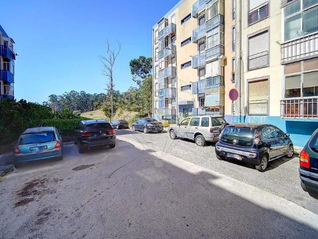 Apartment T3 in Santo António dos Cavaleiros e Frielas, Loures