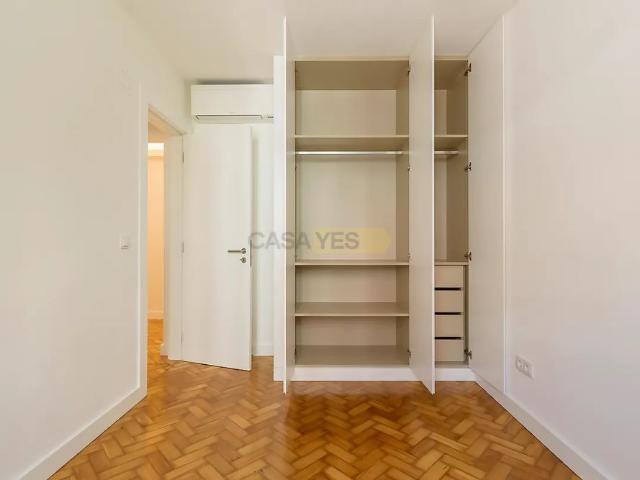 Apartment T3 in Santo António, Lisboa
