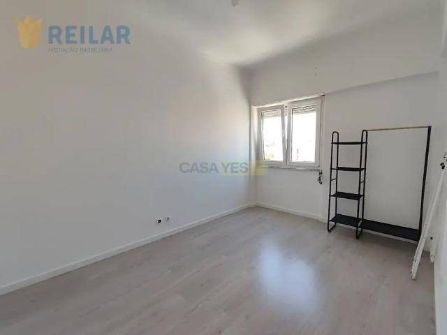 Apartment T3 in Santa Iria de Azoia, São João da Talha e Bobadela, Loures