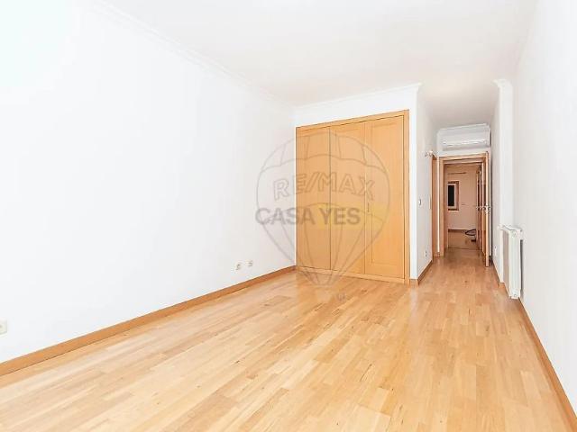Apartment T3 in Santa Iria de Azoia, São João da Talha e Bobadela, Loures