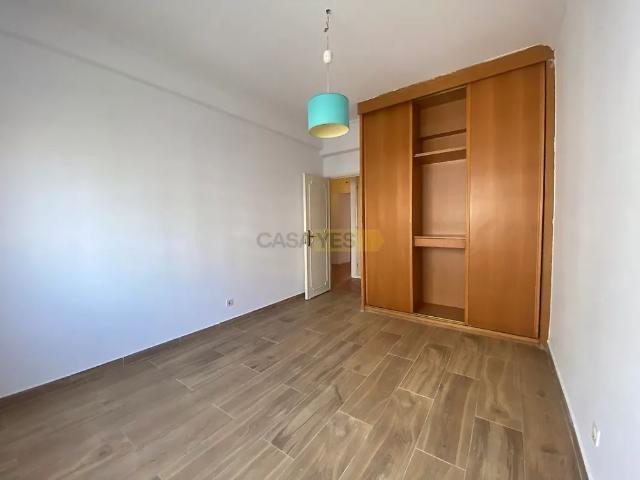 Apartment T3 in Santa Iria de Azoia, São João da Talha e Bobadela, Loures