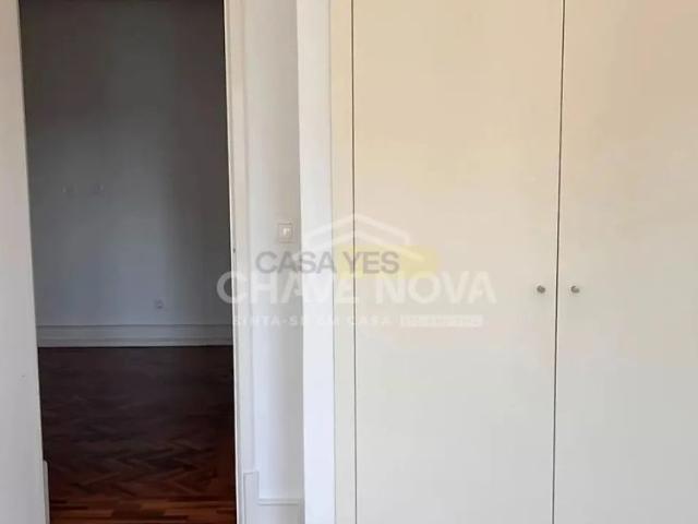 Apartment T4 in Campolide, Lisboa