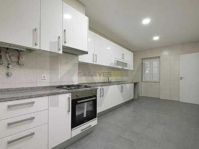 Apartment T4 in Campolide, Lisboa