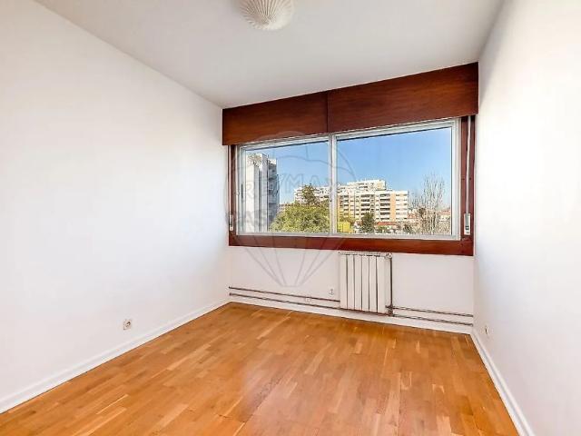 Apartment T4 in Carnide, Lisboa