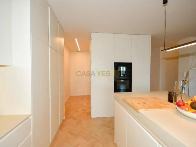 Apartment T4 in Cedofeita, Santo Ildefonso, Sé, Miragaia, São Nicolau e Vitória, Porto