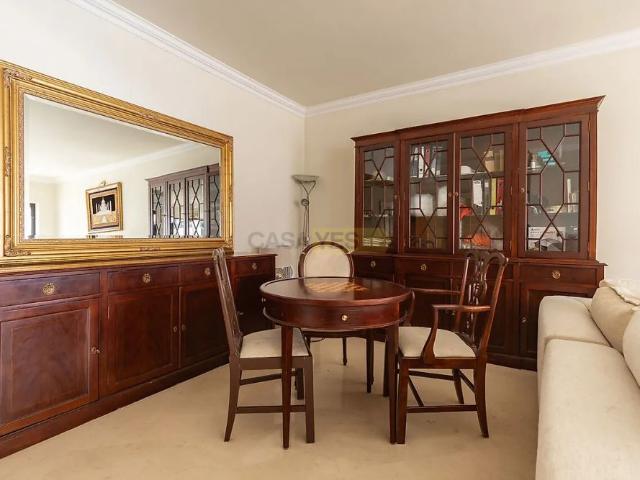 Apartment T4 in Alvalade, Lisboa