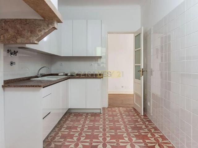 Apartment T4 in Alvalade, Lisboa